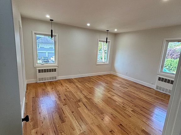 4th image of 890 Carol Ct