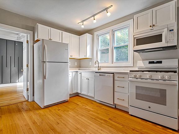 New shaker style kitchen cabinets with soft-close doors and drawers