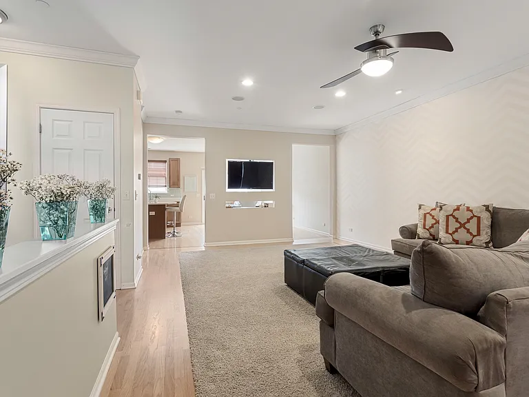 106 Creekbend Ct #106 — Photo 2