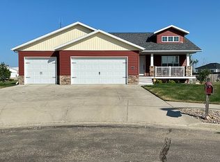 3008 Breton Ct SE, Mandan, ND 58554