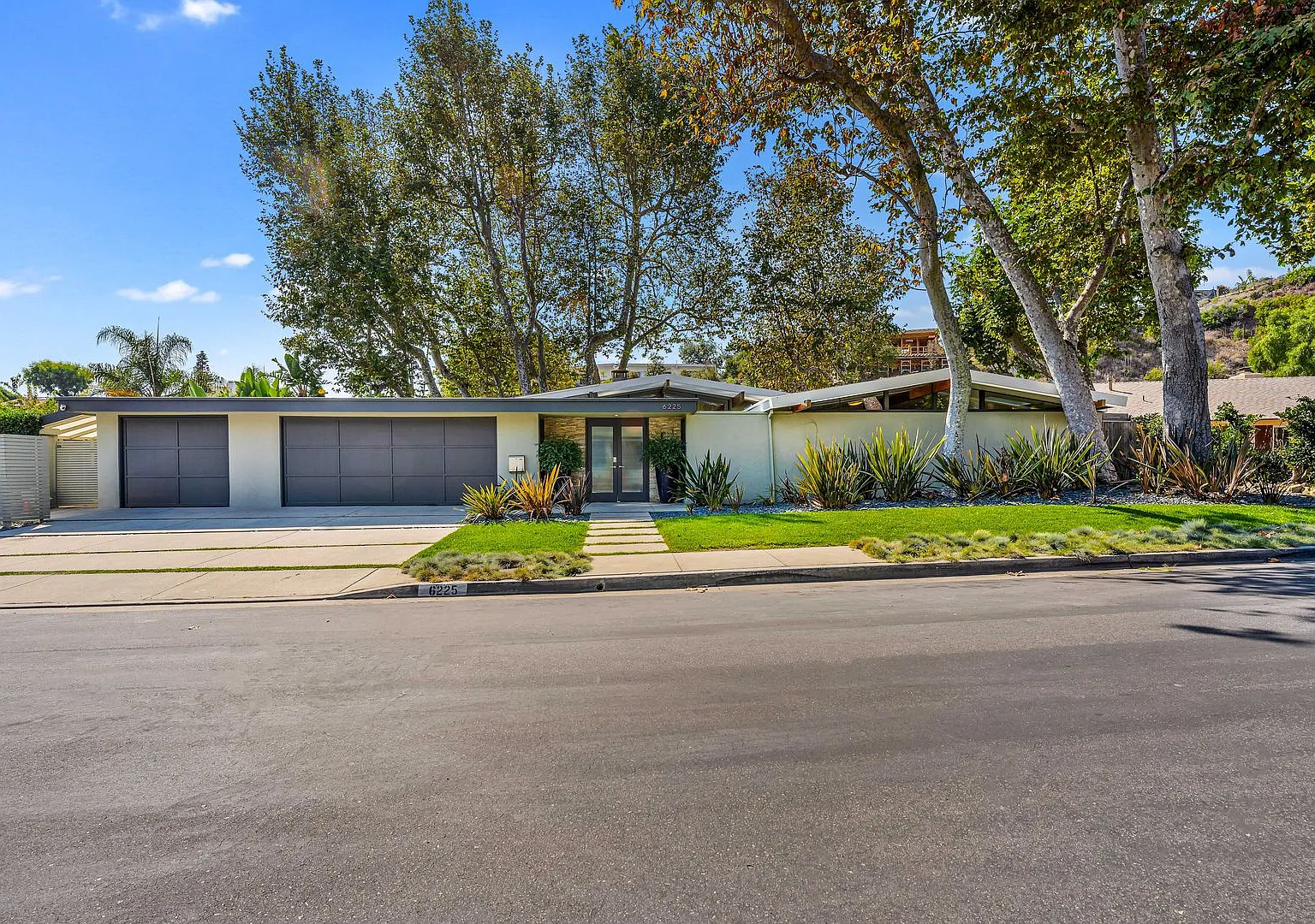 Malibu Mid-Century Modern meets effortless indoor-outdoor living w/Beach Club Access in coveted M... — Photo 2