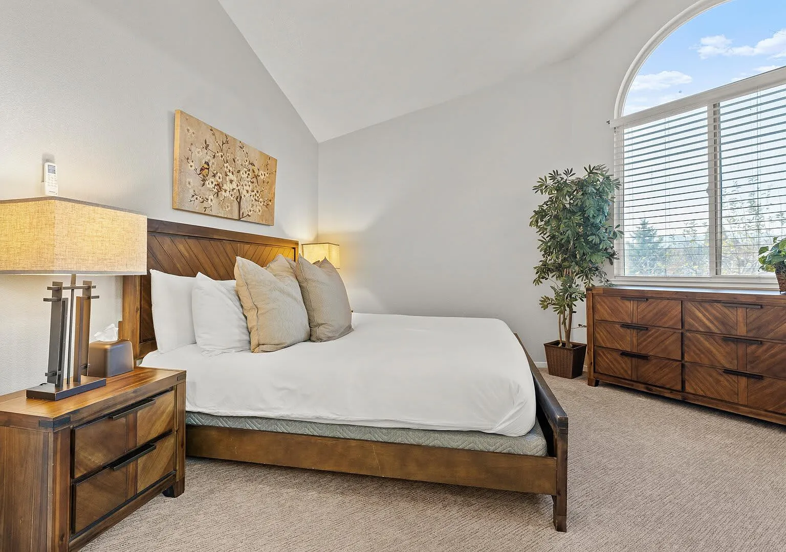 Reno 3BR Mountain Views & Patio — Photo 2