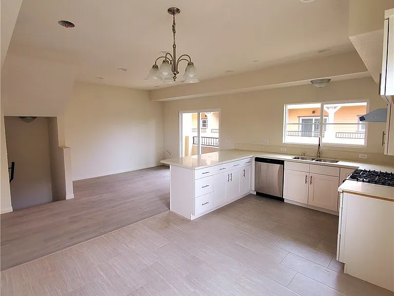 10341 Western Ave — Photo 5