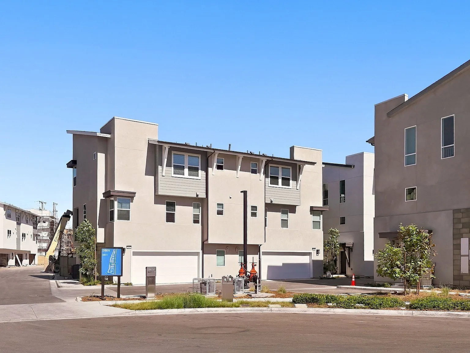 3 bed, 2.5 bath, 1625 sqft, $4,645 — Photo 2