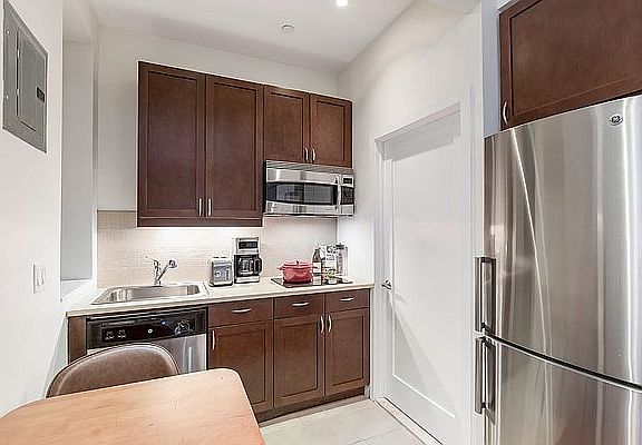 4th image of 150 W 51st St APT 2120