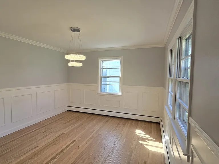 1384 Huntington Rd — Photo 2