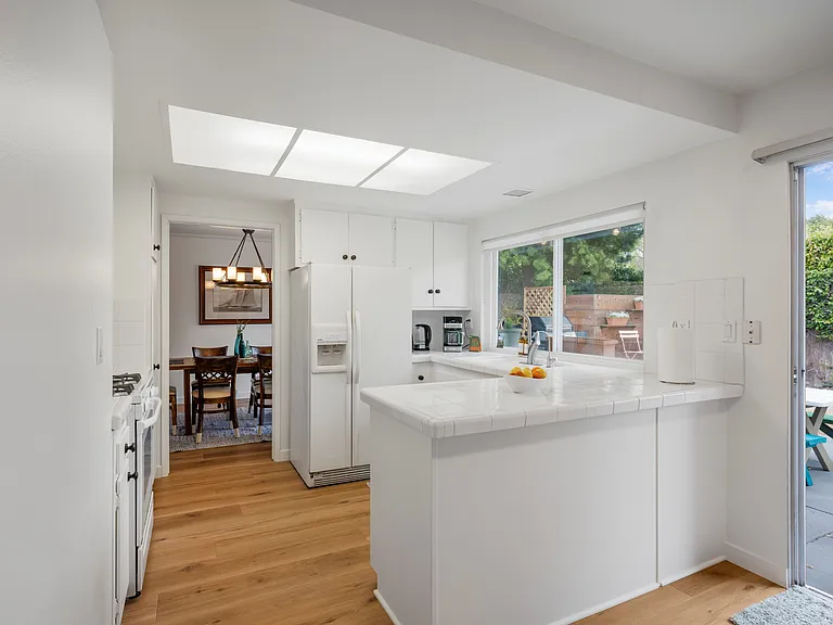 612 Calle De Los Amigos — Photo 4
