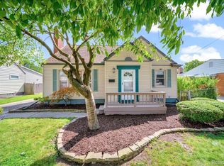 21830 Stephens St, Saint Clair Shores, MI 48080