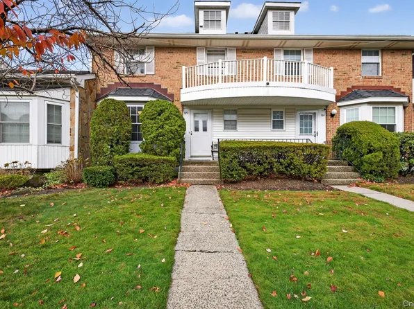 105 Glen Way, Syosset, NY 11791