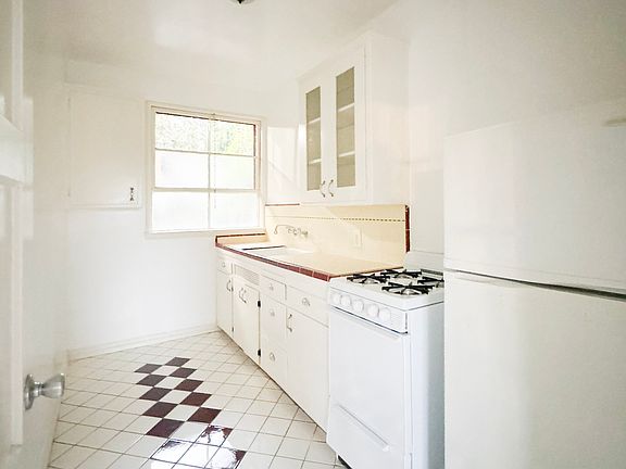 5th image of 2254 N Cahuenga Blvd