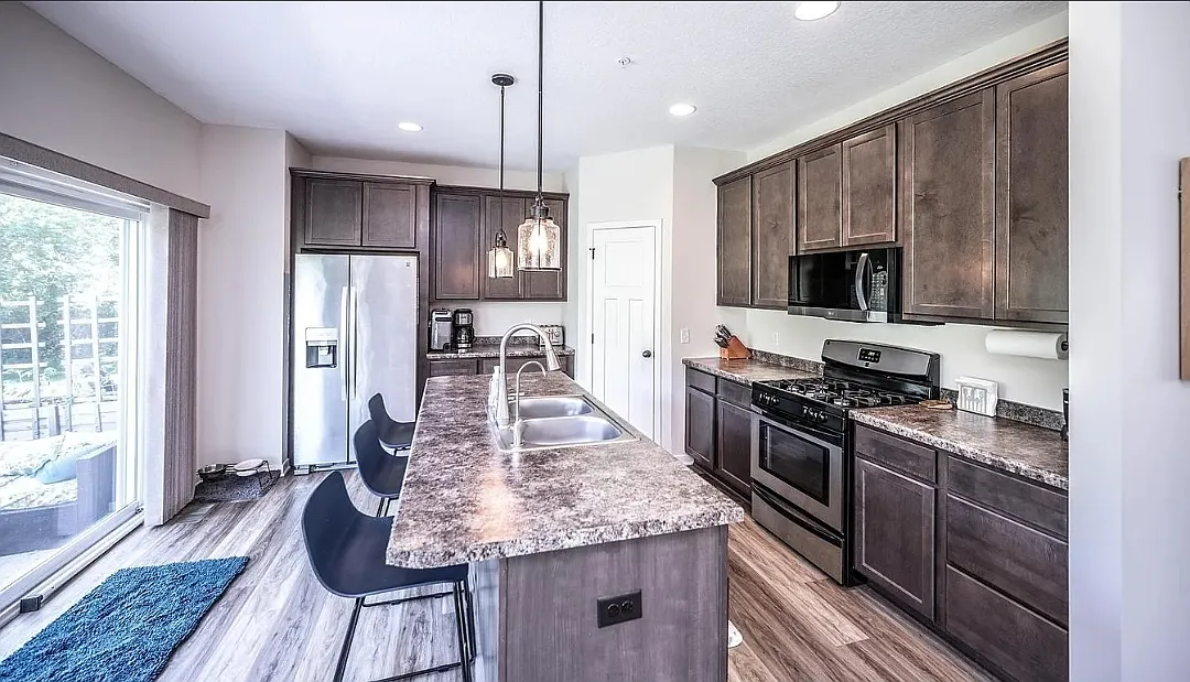 3 bed, 2009 sqft, $2,600 — Photo 4