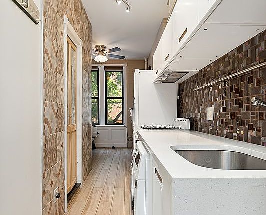 3rd image of 206 E 7th St APT 1