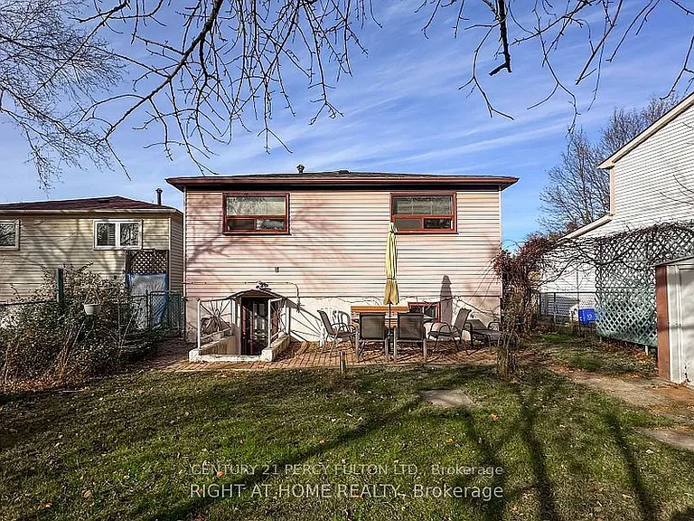 57 Lillooet Cres #UPPER — Photo 3