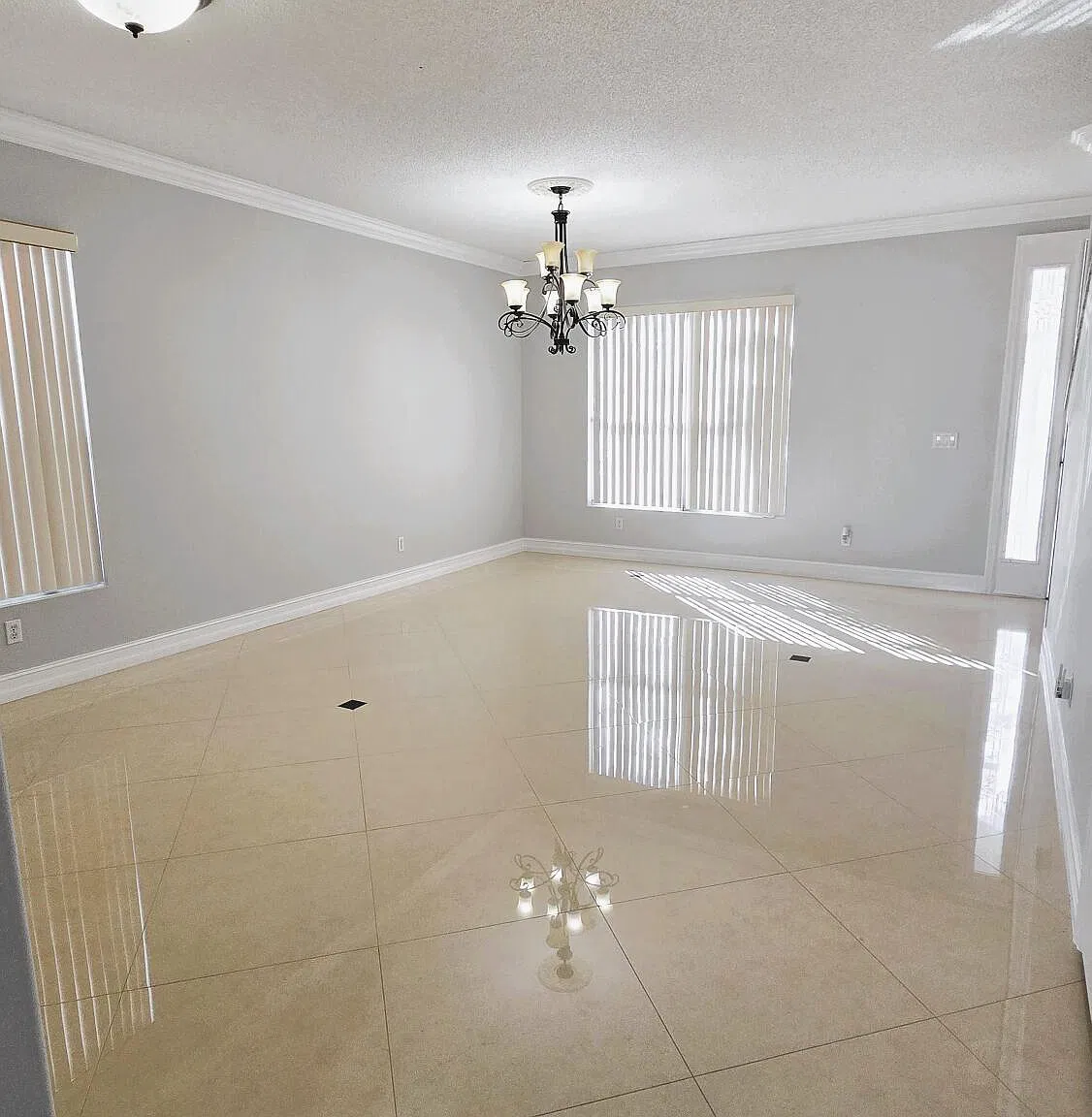 5 bed, 3.0 bath, 2766 sqft, $2,900 — Photo 4