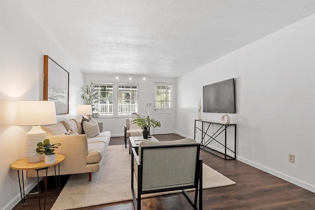 2 bed, 2.0 bath, 1000 sqft, $2,700 — Photo 1