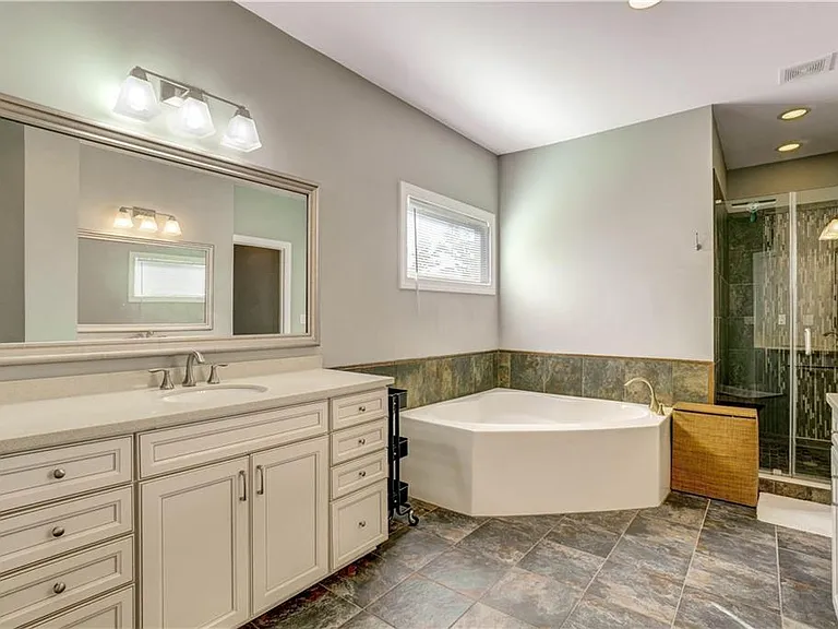 633 Leland Pkwy — Photo 25