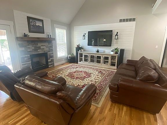 3rd image of 108 Teakwood Dr