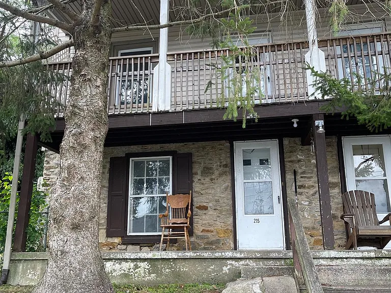 215 Chapel Ave — Photo 1
