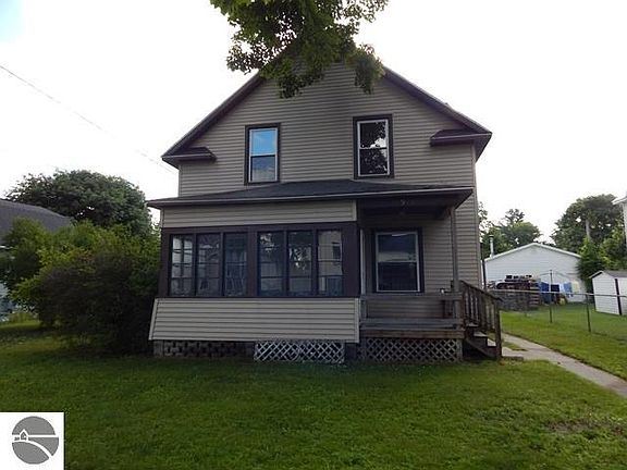 2nd image of 914 2nd Ave