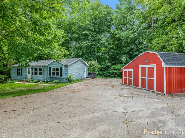 10611 W Dickerson Lake Rd, Gowen, MI 49326