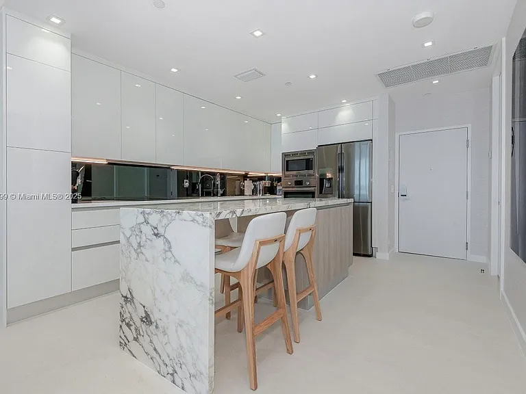 2301 Collins Ave — Photo 6