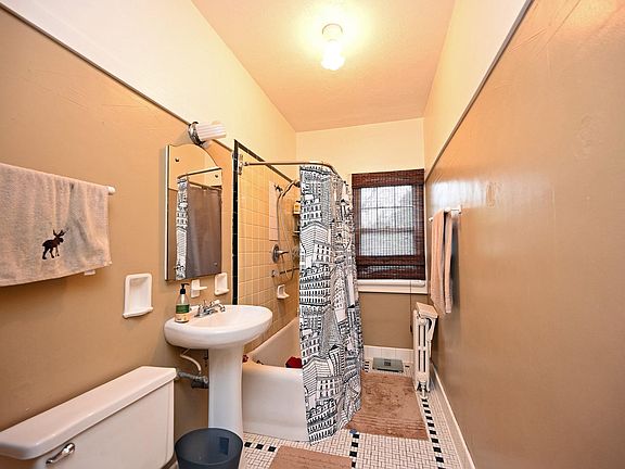 2nd image of 321 Woodland Ln APT 1