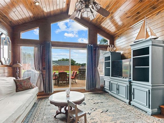 5th image of 15551 Oakwood Dr