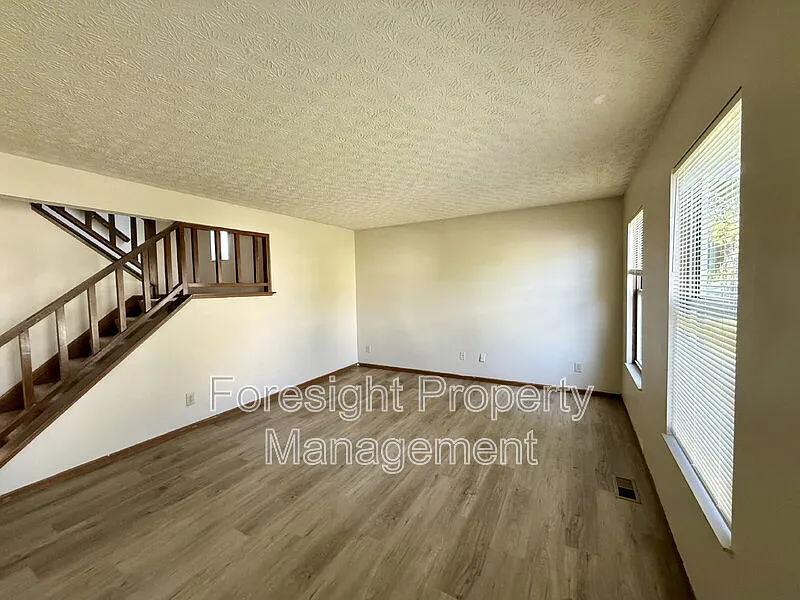 3 bed, 1.5 bath, 1200 sqft, $1,600 — Photo 3