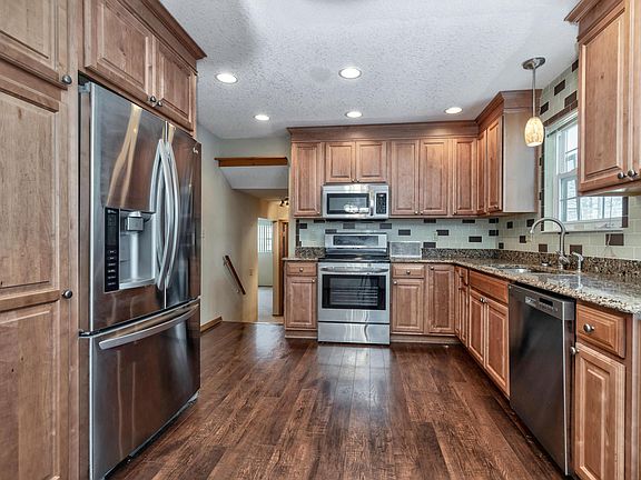 5th image of 640 Livingston Ct