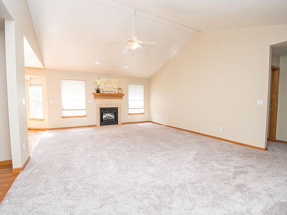 4th image of 215 Ash Park Dr