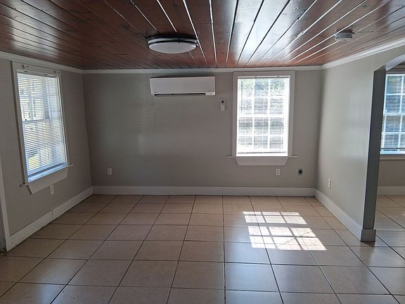 4th image of 1005 Langdale Dr #A