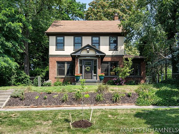 4th image of 1915 Leonard St NW
