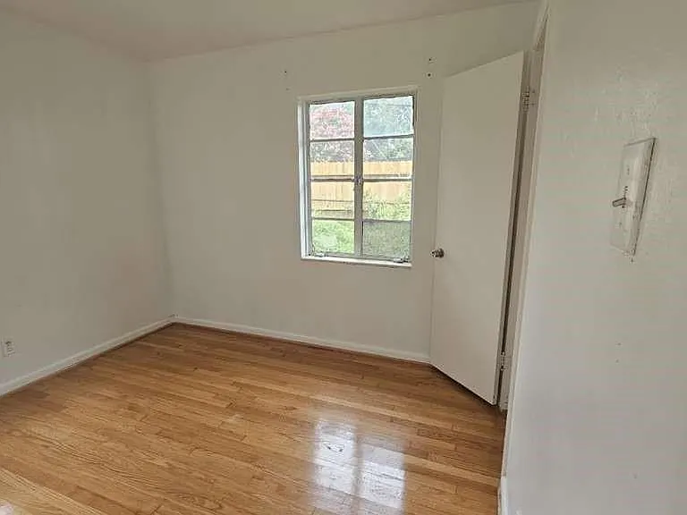 121 E Riverwood Dr — Photo 6