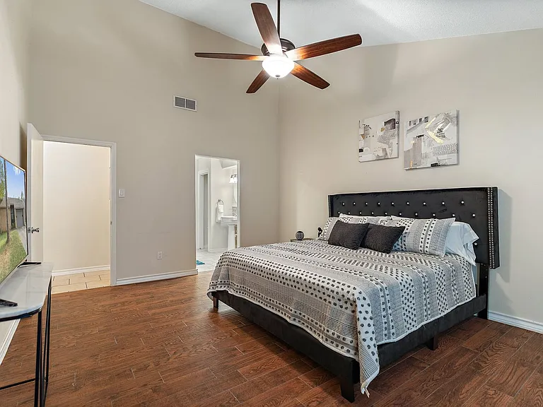 2403 N Carrier Pkwy — Photo 18