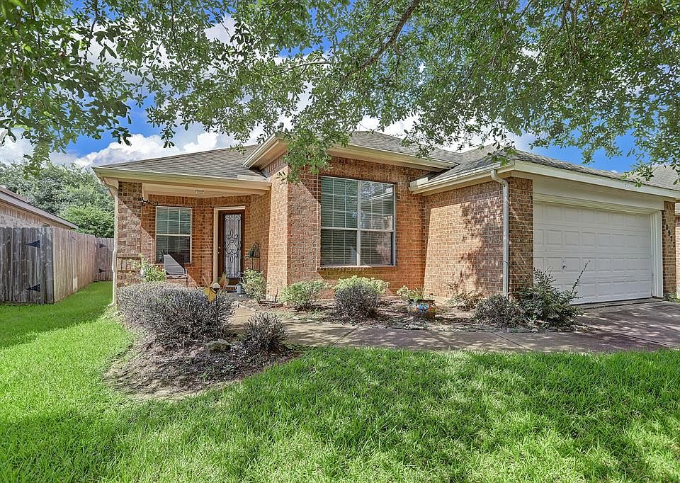This charming 3/2/2 sits on a quiet cul-de-sac street in Sienna. Step inside to find tile and carpeted floors, neutral paint, generous room sizes, and great natural light.