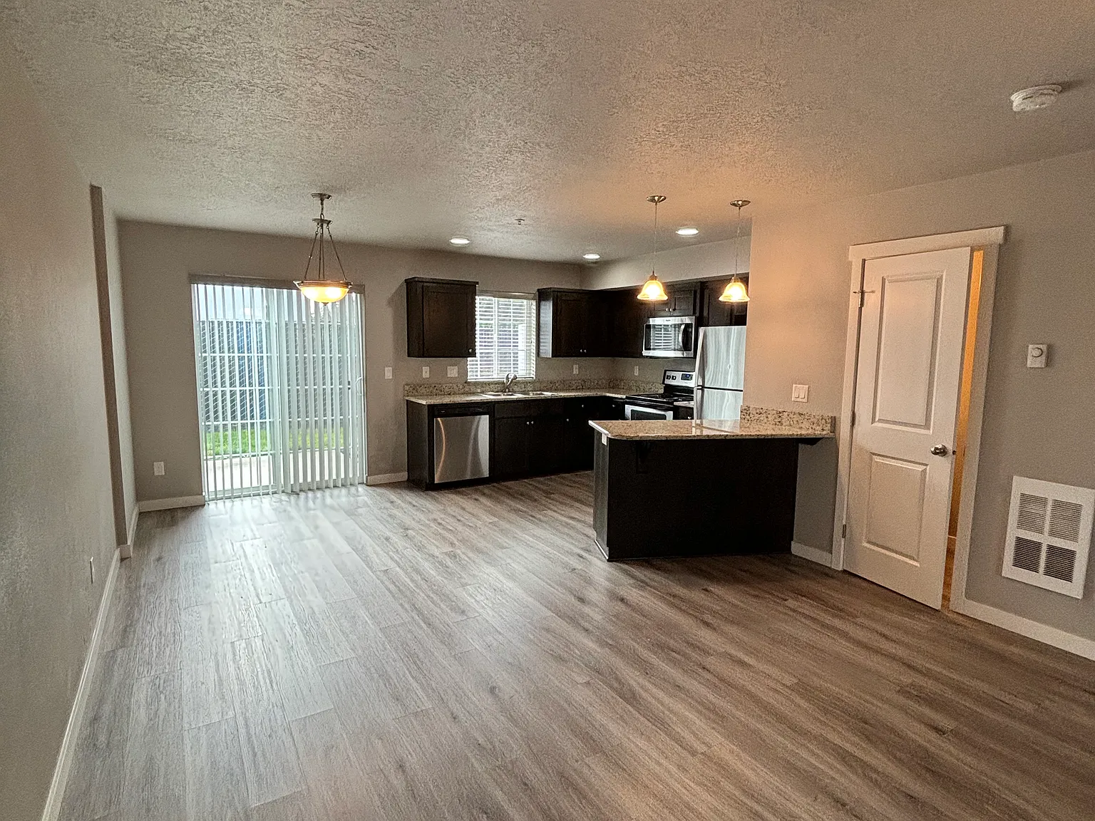 3 bed, 1.5 bath, 1000 sqft, $1,900 — Photo 3