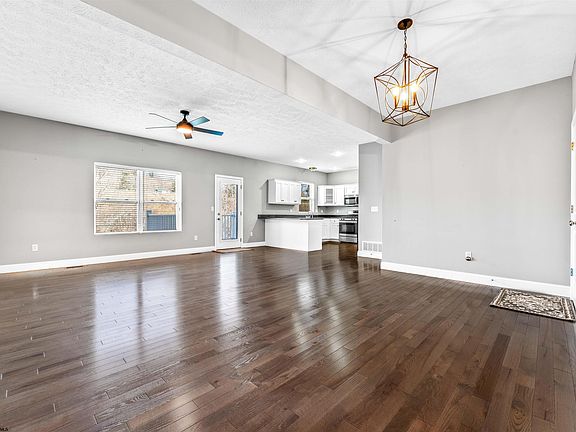 3rd image of 228 N Mimosa Ln