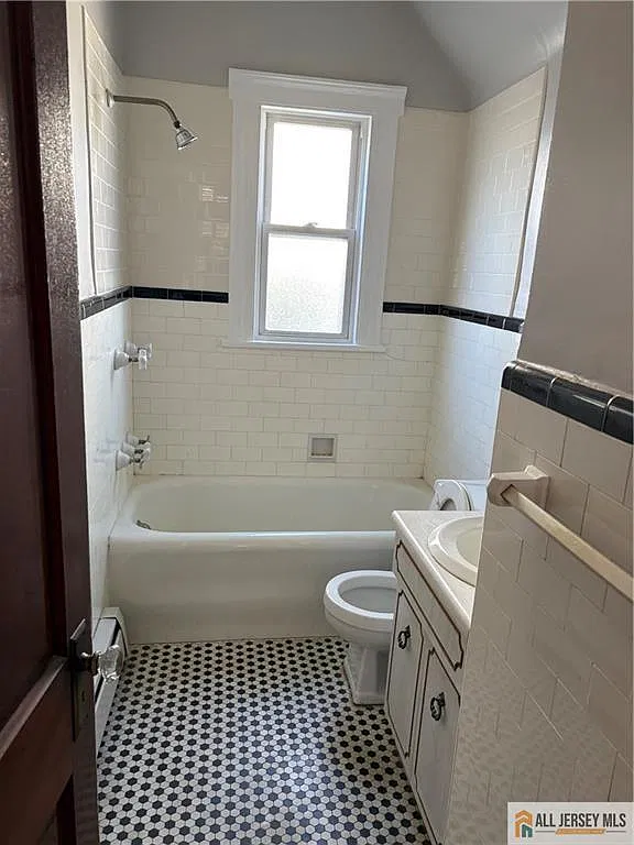 2 bed, 1.0 bath, 2000 sqft, $2,400 — Photo 3