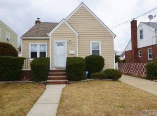 30 Stephen Ave, New Hyde Park, NY 11040