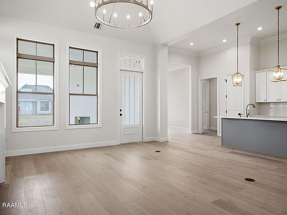 5th image of 403 Queenstown Ave