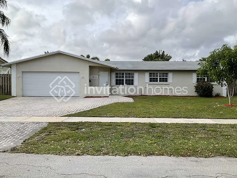 3921 NW 4th Ct — Photo 1