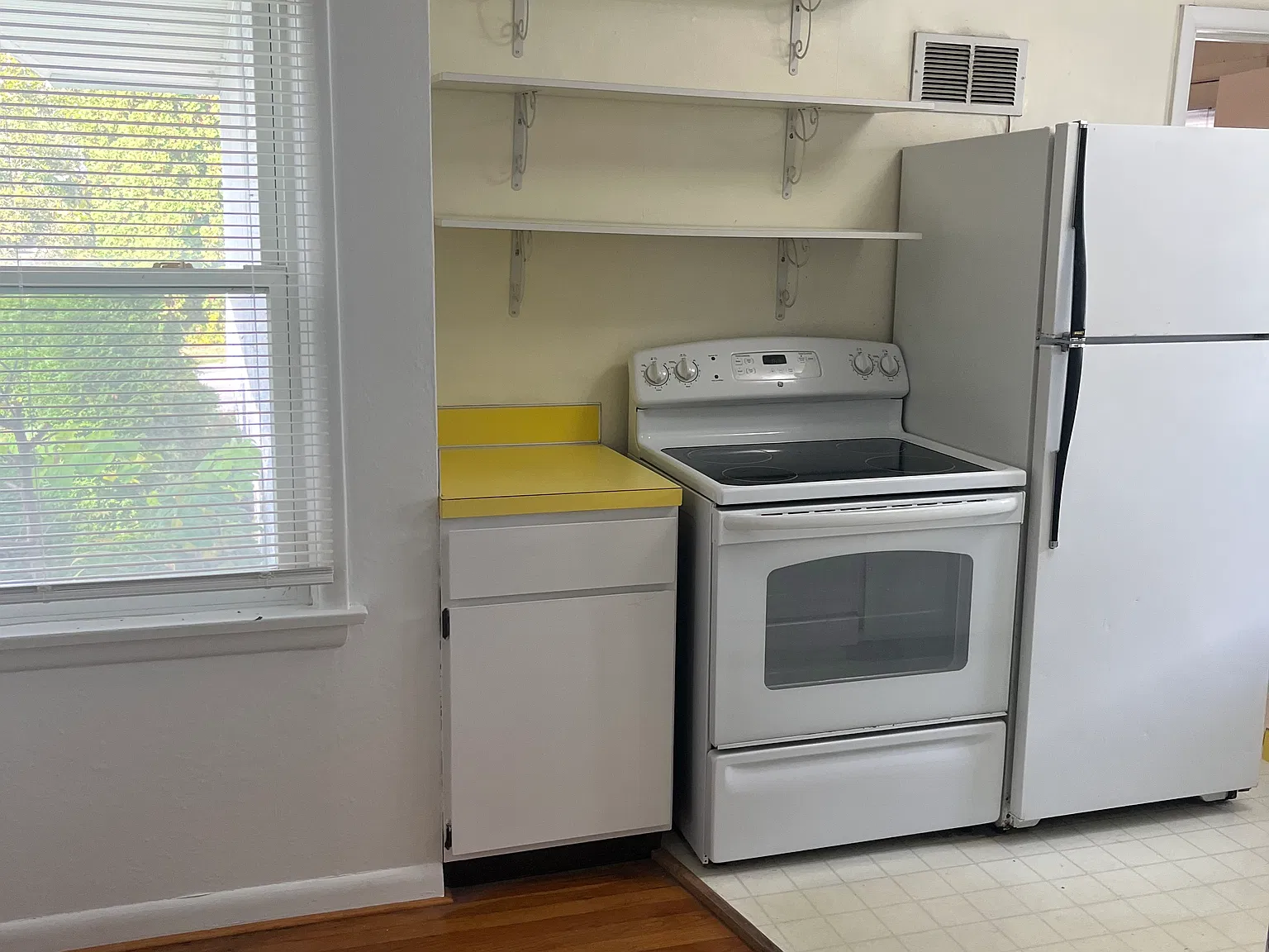 2 bed, 1000 sqft, $1,295 — Photo 3