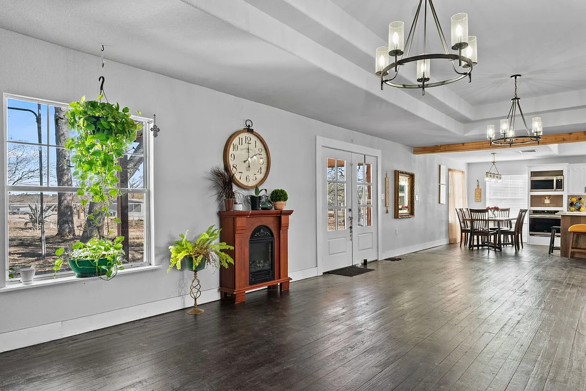 5 bed, 3.0 bath, 3900 sqft, $5,500 — Photo 3