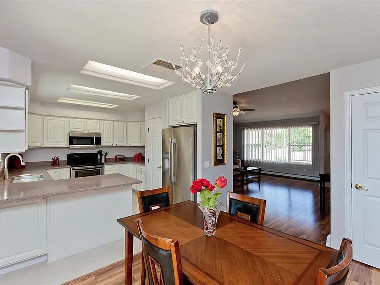 541 Shanne St — Photo 7