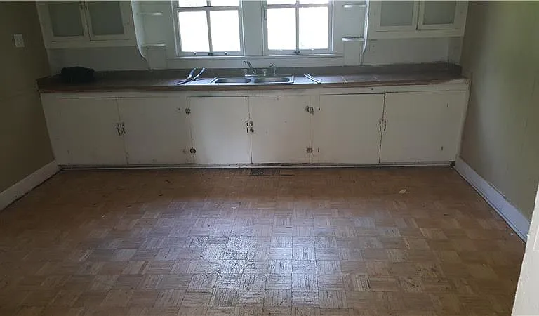 202 Carmel Dr — Photo 2