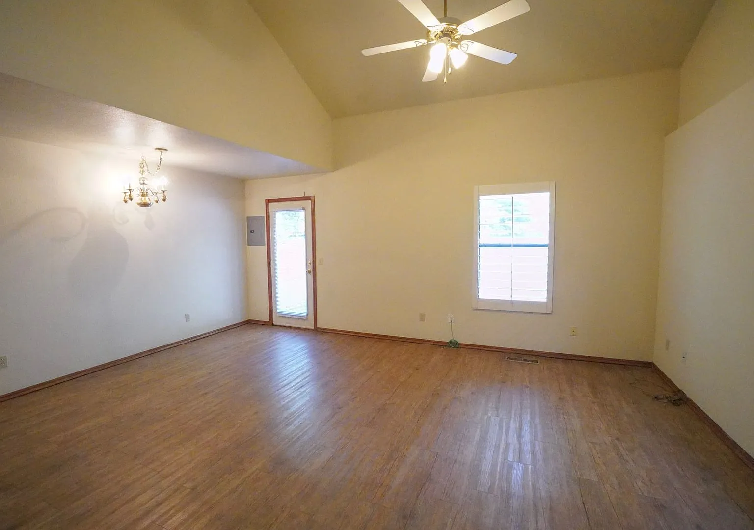 Spacious Duplex Near OU Campus — Photo 3