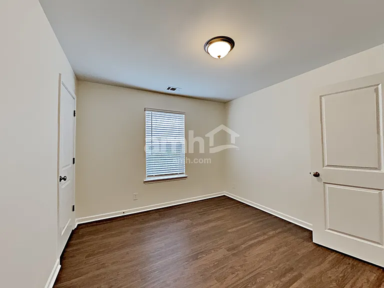 180 Landsdown Xing — Photo 17