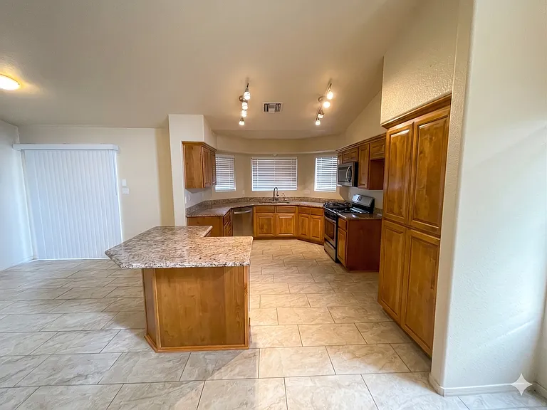 2181 S 37th Ave — Photo 7