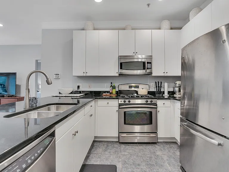 1300 Grand St #201 — Photo 7