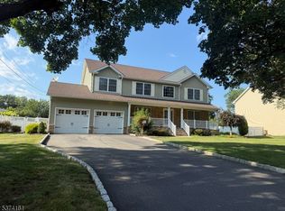 28 Nichols Rd, Pompton Plains, NJ 07444